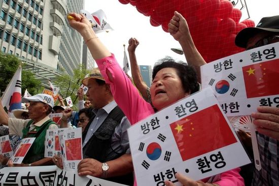 7月2日，在中國駐韓使館前，韓國民眾集會歡迎中國國家主席習近平訪韓，并打出寫有“釣魚島是中國的土地”字樣。