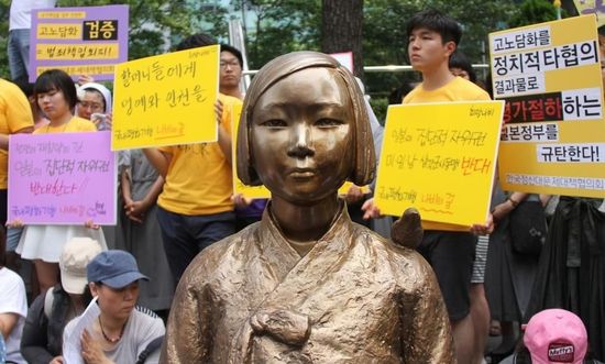 7月2日，在韓國首爾的日本駐韓國大使館前，民眾在慰安婦少女像旁手持標語參加抗議活動。