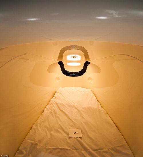 日本機場出現(xiàn)膠囊旅館 房間袖珍長2米高1米(圖)