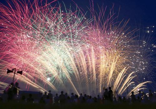 日本關東甲信地區(qū)當天發(fā)布了梅雨期結束的消息，東京都葛飾區(qū)的江戶川河川敷當晚舉行了煙花大會，約13000束煙花在夜空中綻放。（網(wǎng)頁截圖）