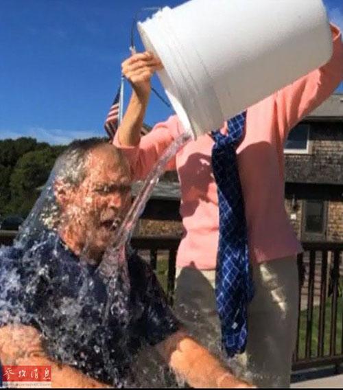 小布什接受“冰桶挑戰(zhàn)” 點名叫板克林頓(圖) 小布什接受“冰桶挑戰(zhàn)” 點名叫板克林頓(圖)