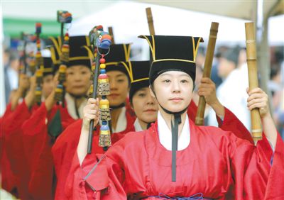 3日，韓國首爾，成均館內(nèi)，民眾穿著傳統(tǒng)服飾跳舞迎接中秋。中秋和春節(jié)一樣，是韓國最重要的傳統(tǒng)節(jié)日。