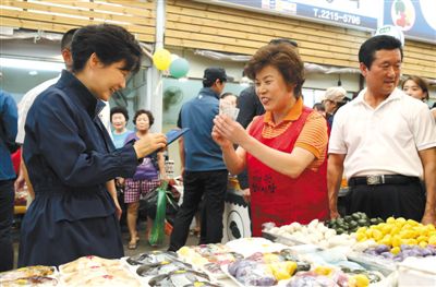 5日，韓國首爾，韓國總統(tǒng)樸槿惠在中秋前視察市場，購買過節(jié)食品。