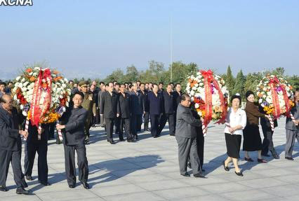 　朝鮮勞動(dòng)黨中央委員會(huì)、最高人民會(huì)議常任委員會(huì)和內(nèi)閣分別向銅像敬獻(xiàn)了花圈。