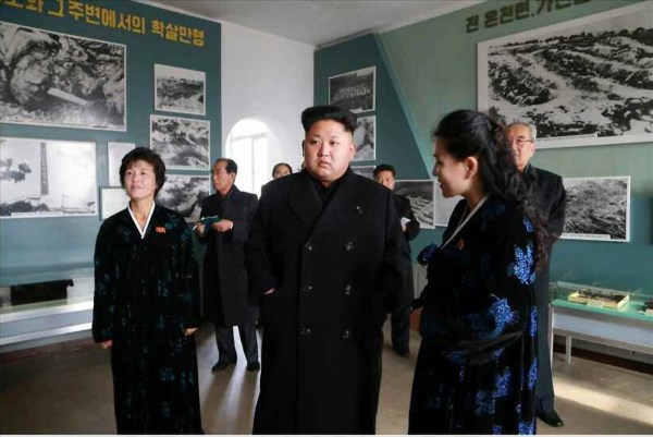 當地時間2014年11月25日，據朝鮮《勞動新聞》報道，朝鮮領導人金正恩和妹妹金與正一起視察朝鮮反美