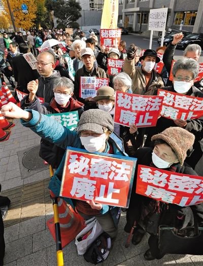 10日，日本東京，民眾聚集在首相官邸前，抗議當天生效的《特定秘密保護法》。