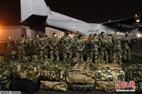 當(dāng)?shù)貢r(shí)間1月7日，法國(guó)軍人抵達(dá)巴黎布爾歇機(jī)場(chǎng)。他們將被部署在巴黎，以增強(qiáng)巴黎市的安保力量。