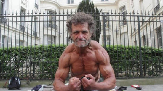 巴黎50歲流浪漢薩亞戈·雅克擁有一身壯碩的肌肉。（網(wǎng)頁截圖）