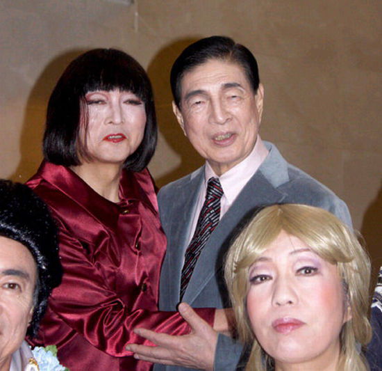 日本前首相鳩山由紀夫（后排左一）女性扮相演出音樂?。ňW(wǎng)頁截圖）