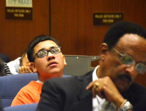 嫌犯奧丘阿（后）與嫌犯卡門的公辯律師漢彌爾頓在初審法庭上。