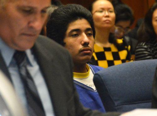 嫌犯卡門（中）在初審法庭上。（僑報網(wǎng)：圖片由法庭指定攝影師提供）