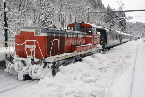JR一臥鋪特急列車，因大雪在JR奧羽線津輕湯站附近拋錨，約130名乘客不得不在車上過夜。