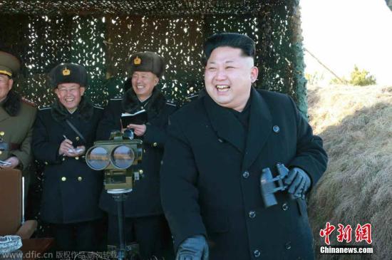 資料圖：當(dāng)?shù)貢r(shí)間2015年1月31日，據(jù)朝鮮《勞動(dòng)新聞》報(bào)道，朝鮮最高領(lǐng)導(dǎo)人近日視察朝鮮海空軍聯(lián)合演習(xí)，演習(xí)中還出動(dòng)了戰(zhàn)斗機(jī)和潛艇。