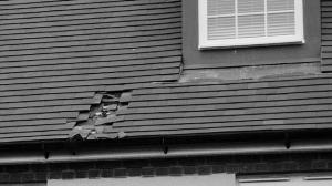 被砸出的洞。