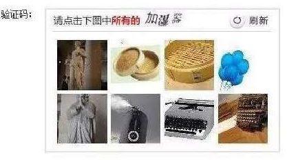 澎湃新聞記者從鐵路上海站了解到，目前窗口售票采用的系統(tǒng)與12306網(wǎng)購不同，購票者通過身份證件的驗證，即可購票。根據(jù)往年經(jīng)驗，每年臘月二十三到二十九的火車票最為緊俏，對應(yīng)的網(wǎng)絡(luò)購票日期為12月4日至10日，春運火車票搶票也進入最白熱化的狀態(tài)。對此，鐵路部門提醒，如果沒能在第一時間買到票，旅客不妨在起售時間30分鐘后、開車前15天和開車前1天三個時間點“撿漏”，可能會有意外的收獲。