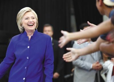 當(dāng)?shù)貢r(shí)間6日，美國加利福尼亞州長灘市，心情大好的希拉里與支持者互動(dòng)。 圖/CFP