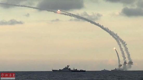圖為里海艦隊(duì)軍艦從里海水域發(fā)射18枚“口徑-NK”巡航導(dǎo)彈。