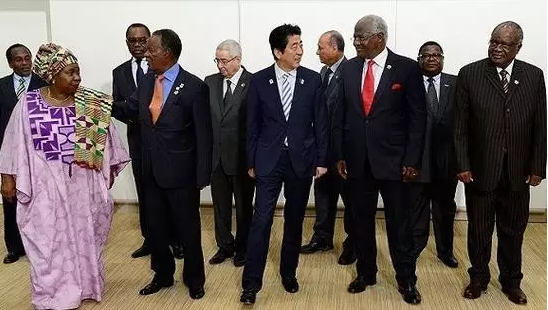 安倍此去肯尼亞是為了出席日本政府主導(dǎo)的第六屆非洲開發(fā)會議。此次會議通過了內(nèi)羅畢宣言：主要內(nèi)容包括，促進經(jīng)濟多元化，通過產(chǎn)業(yè)化推動經(jīng)濟結(jié)構(gòu)改革;促進保障高品質(zhì)的保健系統(tǒng);促進保障共同繁榮的社會安定。