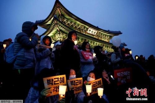 韓國民眾要求樸槿惠下臺的燭光集會現(xiàn)場。