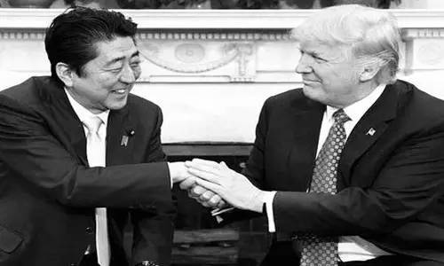 本來來訪者還應包括墨西哥總統(tǒng)培尼亞·涅托的。但特朗普簽署行政令稱要在美國和墨西哥之間建墻，還要向墨西哥出口到美國的商品加征20%關稅的行為惹怒了墨西哥人。