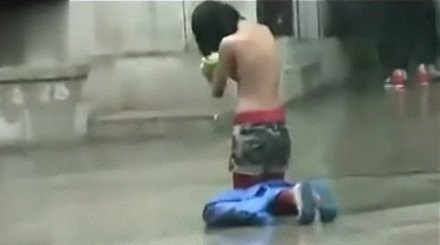 女孩為討15元錢雨中裸胸下跪無(wú)人理睬(圖) 女孩為討15元錢雨中裸胸下跪無(wú)人理睬(圖)