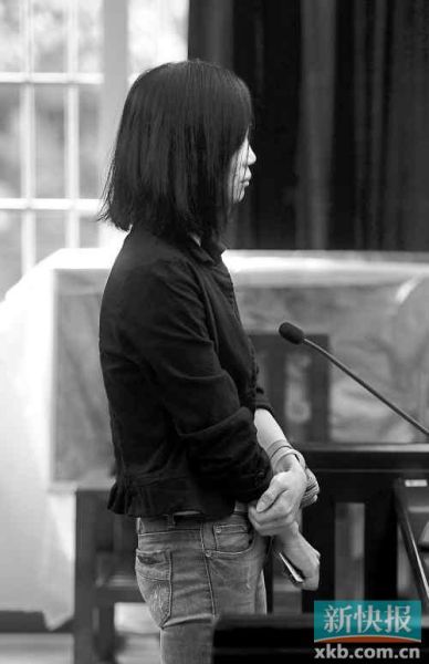 昨日，何敏在庭上抿著嘴不停抹眼淚。新快報記者孫毅/攝