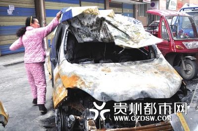 才跑8000公里的車被燒得不成樣子。