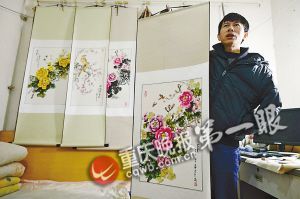 靠一根拇指夾畫筆，張啟輝繪出美麗色彩。