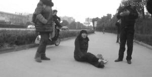 鄭大姐坐在地上，警方趕到進(jìn)行施救。（視頻截圖由警方提供）