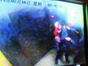 男子尾隨侯某進(jìn)入電梯。