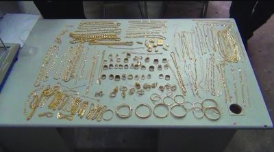 警方追回的被搶金首飾，有172件，2200多克。其余的都被嫌疑人變賣，用來購(gòu)買手機(jī)的汽車。