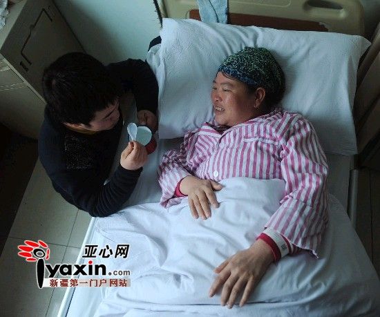 2月15日，馬友紅給病床上的母親喂水喝，對于家庭現(xiàn)在的處境，身患重癥的母親也時而感到愧對兒子。亞心網記者 張已 攝