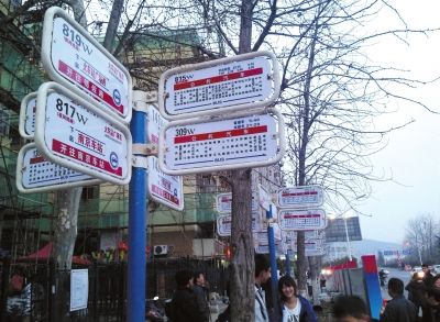 3月16日，江蘇省南京市，眾多乘客在“火車站廣場東”站臺候車。圖/東方IC