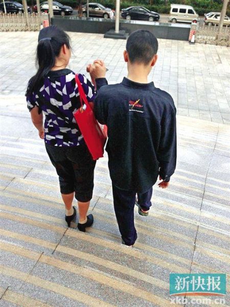 李星兒與媽媽蔣女士牽手走出法院。 新快報(bào)記者 張國鋒/攝
