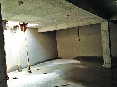 豪華別墅區(qū)紛紛挖“地宮” 公共圍墻被挖塌 豪華別墅區(qū)紛紛挖“地宮” 公共圍墻被挖塌