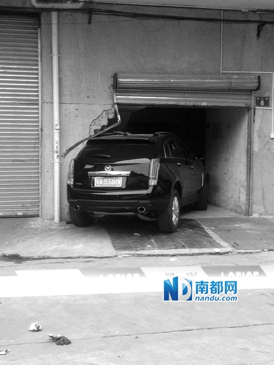 　昨日，凱迪拉克撞人后停在一倉庫門口，車后有一攤血跡。 南都記者陳杰生攝