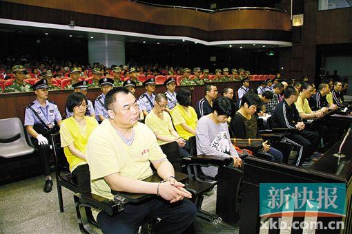 ■蔣洪偉(左一)等二十幾名被告被指控犯集資詐騙罪,昨日集體過堂?！　?鄭朝暉/攝