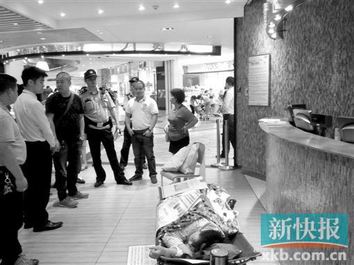 昨日，劉姐的行為引來眾人圍觀，警方再次到場進行調解。