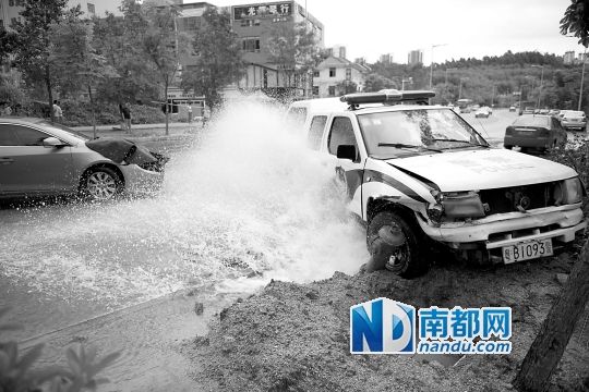 昨日，龍華金龍路，男子開(kāi)走警車(chē)，后撞上消防栓停下，警車(chē)車(chē)頭受損。