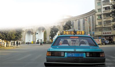 前天傍晚，石柱縣城內(nèi)，譚師傅開著“我被打劫，請報警”的出租車載客，市民看到后紛紛報警。網(wǎng)絡(luò)截圖