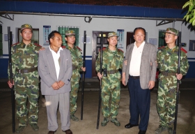 　5月17日，岳陽監(jiān)獄，自稱是聯(lián)合國官員的男子被當(dāng)場抓獲。圖/通訊員續(xù)暖和