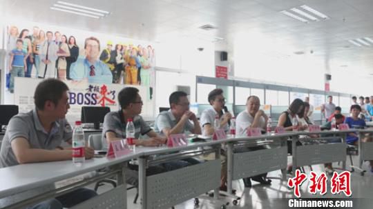 　招聘會現(xiàn)場，用人單位老板一字排開，與求職者面對面交流　李超慶　攝