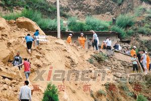 昨日，公安、消防人員在事故現(xiàn)場搜救