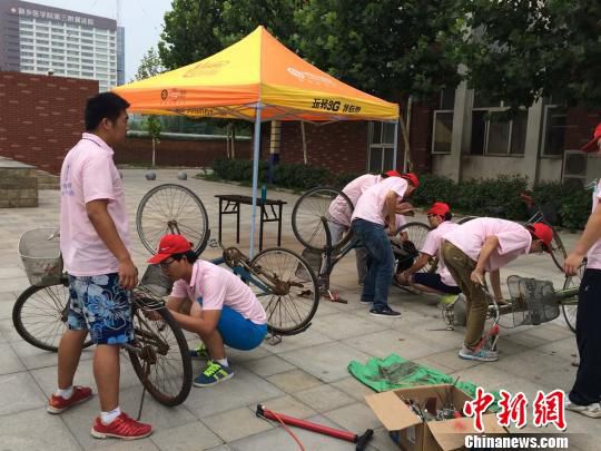 大學(xué)生復(fù)活300余輛“僵尸”自行車 建誠信車棚 大學(xué)生復(fù)活300余輛“僵尸”自行車 建誠信車棚