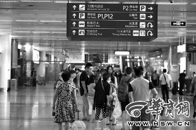 昨日,西安咸陽國際機(jī)場,等候行李消息的乘客焦急地徘徊等待 華商報記者 袁琛 攝