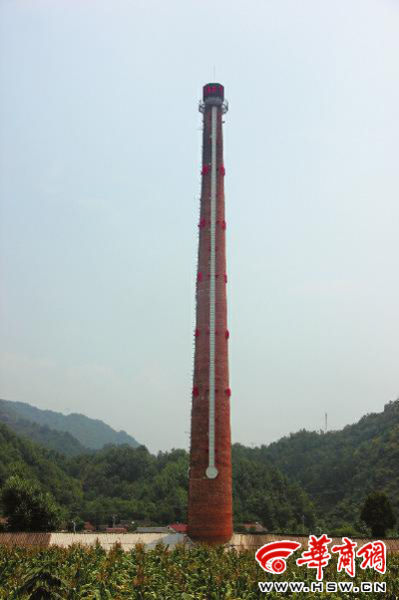 昨日中午，68米高的“溫度計”最上端，顯示著實時溫度