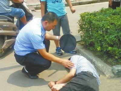 民警用警帽為醉倒男子扇風遮陽走紅網絡(圖) 民警用警帽為醉倒男子扇風遮陽走紅網絡(圖)