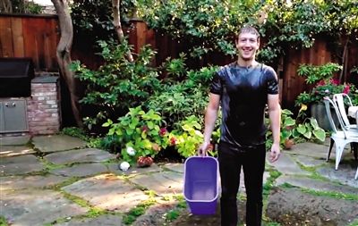 8月13日，F(xiàn)acebook CEO扎克伯格應(yīng)新澤西州州長挑戰(zhàn)將一桶冰水從自己頭上淋下，他表示所做的一切都是為了慈善，并挑戰(zhàn)比爾·蓋茨。