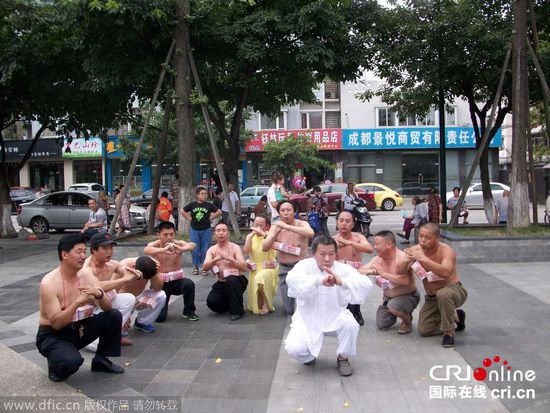 成都?xì)夤Υ髱煍y10名弟子懸賞百萬尋武林高手(高清組圖) 成都?xì)夤Υ髱煍y10名弟子懸賞百萬尋武林高手(高清組圖)