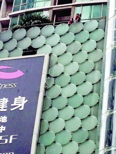環(huán)亞廣場(chǎng)5樓露臺(tái)上，有一男子揚(yáng)言跳樓。